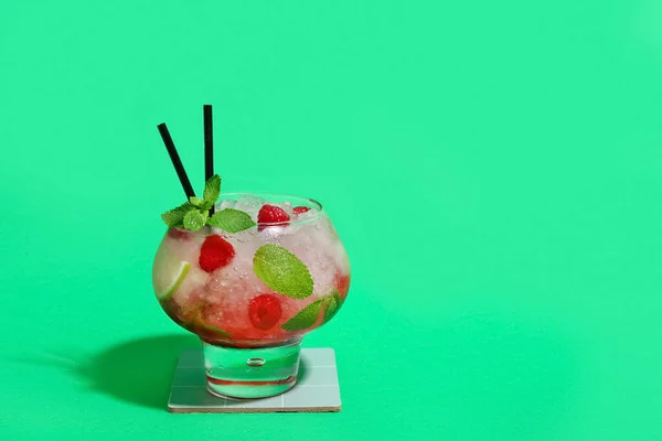 Glas Frischen Himbeer Mojito Auf Grünem Hintergrund — Stockfoto