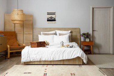 Yatak odasının içi, yatakta lezzetli bir kahvaltı.