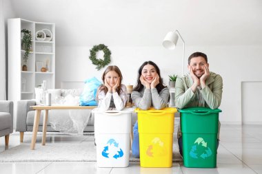 Evde geri dönüşüm kutuları olan bir aile
