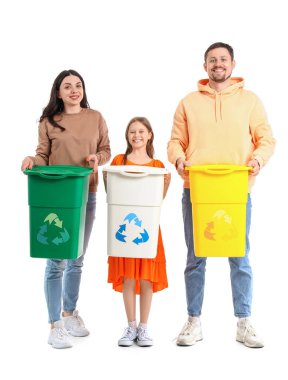 Beyaz arkaplanda geri dönüşüm kutuları olan aile