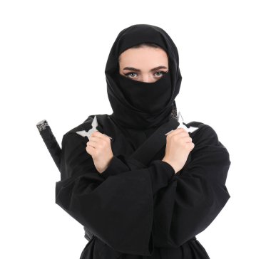 Beyaz arkaplanda shurikens olan kadın ninja.
