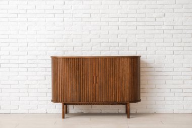 Odanın duvarının yanındaki tahta çekmeceler.