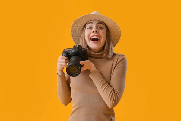 Happy Vrouwelijke Fotograaf Met Professionele Camera Gele Achtergrond — Stockfoto
