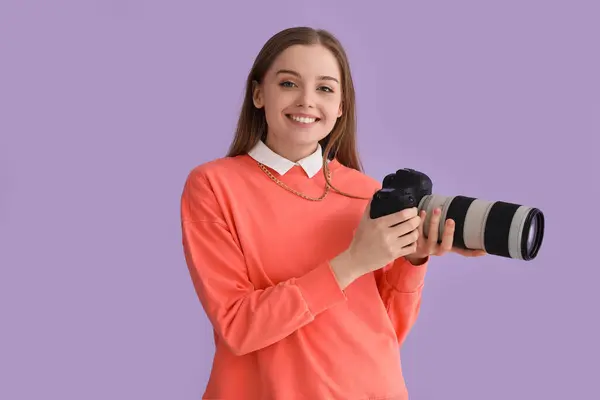 Fiatal Női Fotós Professzionális Kamera Orgona Háttér — Stock Fotó