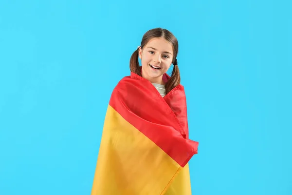Bambina Con Bandiera Spagna Sfondo Blu — Foto Stock