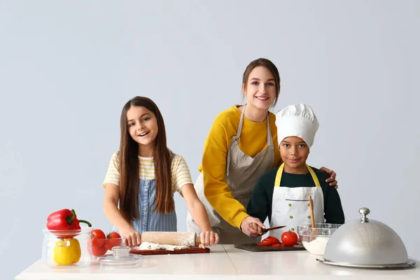 Chef Femelle Avec Petits Enfants Pendant Les Cours Cuisine Sur — Photo