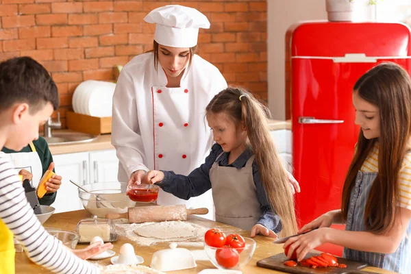 Chef Femenina Con Grupo Niños Pequeños Preparando Pizza Durante Clase —  Fotos de Stock