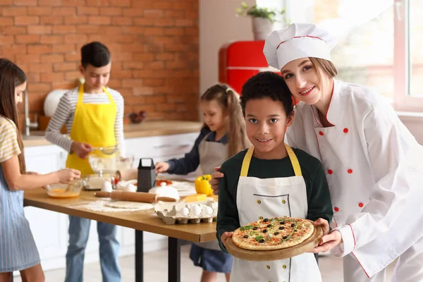 Chef Femenino Con Niño Pequeño Pizza Preparada Después Clase Cocina —  Fotos de Stock