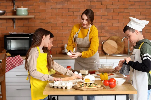 Chef Feminino Com Grupo Crianças Preparando Pizza Durante Aula Culinária — Fotografia de Stock