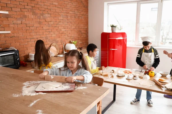 Małe Dzieci Podczas Lekcji Gotowania Kuchni — Zdjęcie stockowe