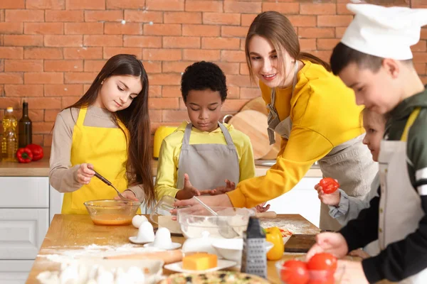 Chef Femenina Con Grupo Niños Pequeños Preparando Pizza Durante Clase —  Fotos de Stock