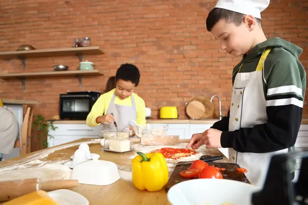 Mały Chłopiec Przygotowuje Pizzę Podczas Lekcji Gotowania Kuchni — Zdjęcie stockowe