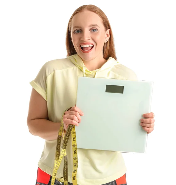 Junge Übergewichtige Frau Mit Waage Und Maßband Auf Weißem Hintergrund — Stockfoto