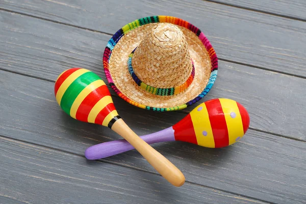 Maracas Messicane Con Cappello Sombrero Sfondo Legno Scuro — Foto Stock