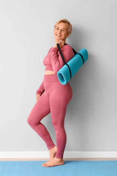 Mature Woman Yoga Mat Light Wall — Stock Photo, Image