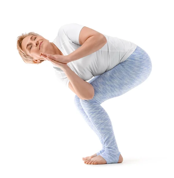Deportiva Mujer Madura Practicando Yoga Sobre Fondo Blanco —  Fotos de Stock