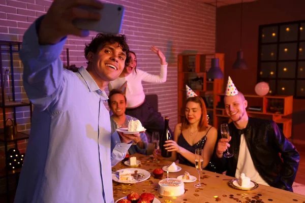 Grupp Unga Vänner Som Tar Selfie Födelsedagsfest — Stockfoto