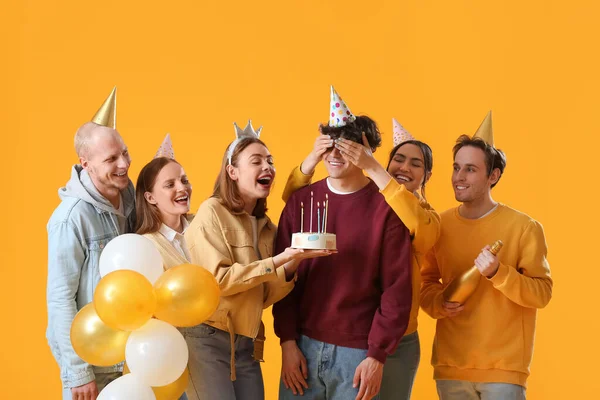 Grupa Młodych Przyjaciół Świętujących Urodziny Żółtym Tle — Zdjęcie stockowe