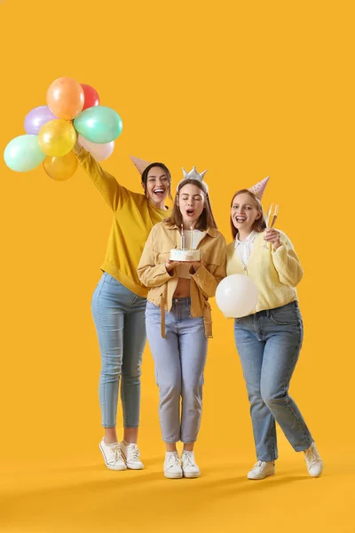 Female Friends Celebrating Birthday Yellow Background — Stock Photo, Image