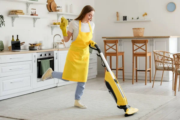 Young Woman Rag Vacuuming Carpet Kitchen — Stock Photo, Image