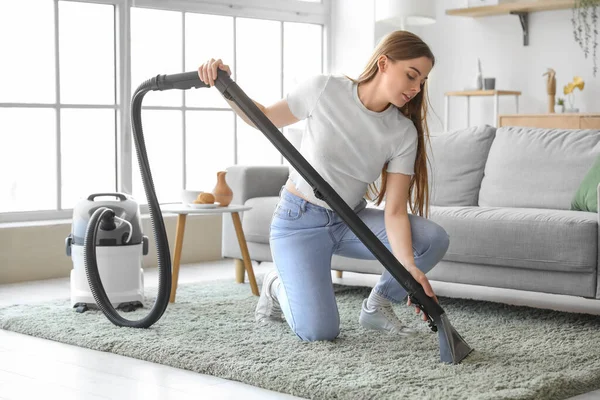 Young Woman Vacuuming Carpet Home — Stock Photo, Image
