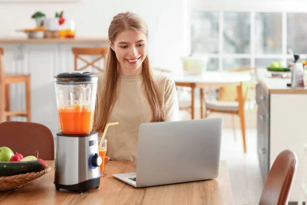 Young Woman Healthy Smoothie Using Laptop Kitchen — Stock Photo, Image