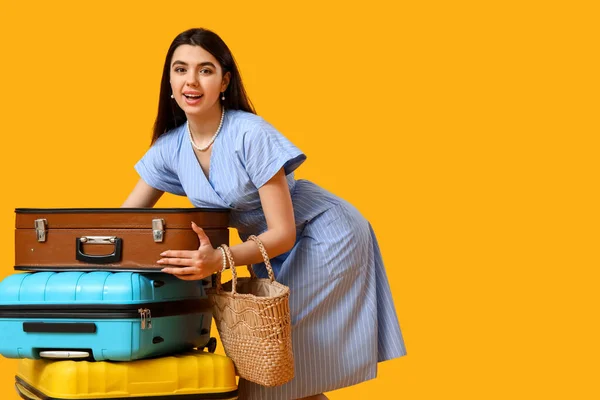 Jonge Vrouw Met Koffers Gele Achtergrond — Stockfoto
