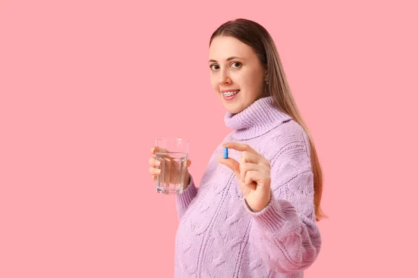 Junge Schwangere Frau Mit Glas Wasser Und Folsäure Pille Auf — Stockfoto