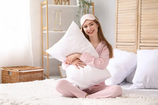 Junge Frau Mit Schlafmaske Und Weichem Kissen Sitzt Schlafzimmer — Stockfoto