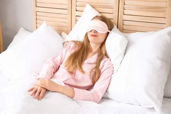 Jovem Com Máscara Dormir Deitada Travesseiros Cama — Fotografia de Stock