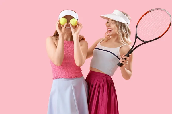 Hermanas Jóvenes Con Raqueta Tenis Pelotas Sobre Fondo Rosa — Foto de Stock