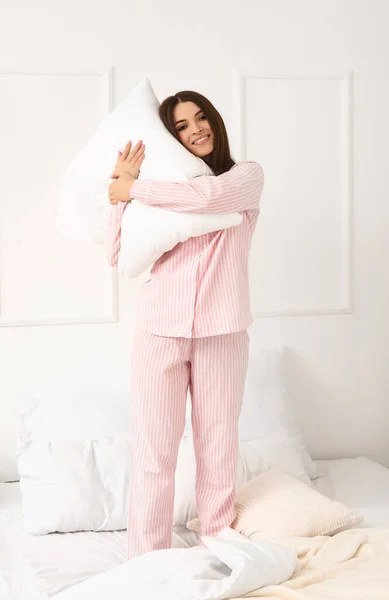 Mulher Bonita Com Travesseiro Macio Quarto — Fotografia de Stock