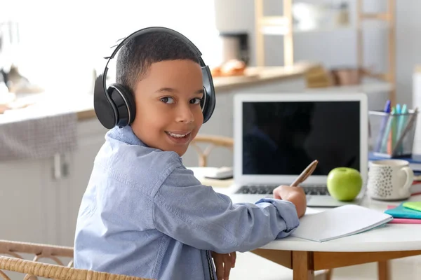 Malý Afroameričan Chlapec Sluchátkách Studium Počítačových Věd Line Doma — Stock fotografie