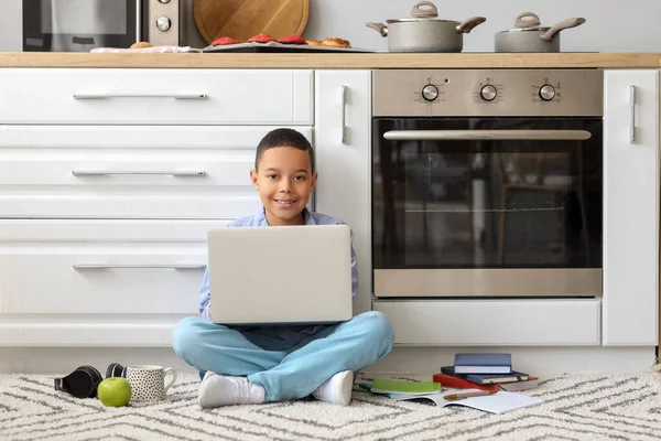 Menino Afro Americano Com Laptop Estudando Ciências Computação Online Cozinha — Fotografia de Stock
