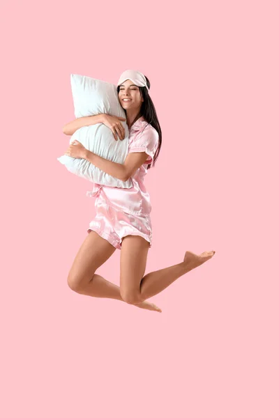 Junge Frau Schlafanzug Mit Kissen Springt Auf Rosa Hintergrund — Stockfoto