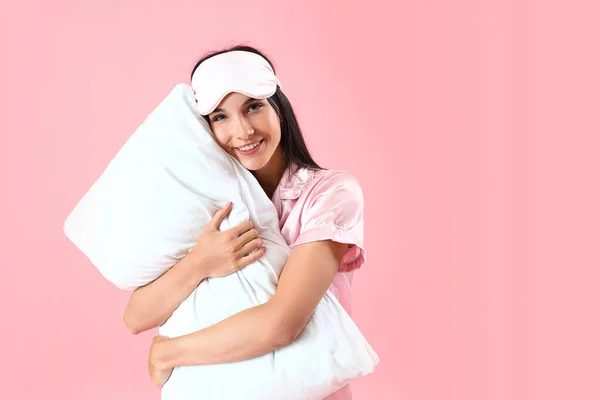 Jonge Vrouw Met Slaapmasker Knuffelen Kussen Roze Achtergrond — Stockfoto