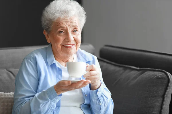 Idősebb Egy Csésze Kávéval Otthon — Stock Fotó
