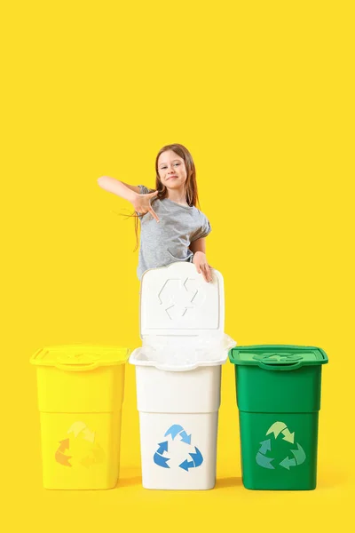 Little Girl Pointing Recycle Trash Bins Yellow Background — Stock Photo, Image