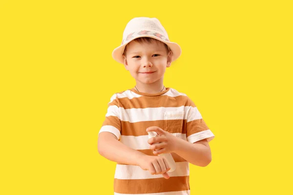 Kleiner Junge Trägt Sonnencreme Auf Gelbem Hintergrund Auf — Stockfoto