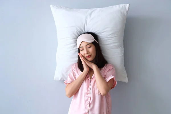 Schöne Asiatin Schlafanzug Mit Kissen Auf Grauem Hintergrund — Stockfoto
