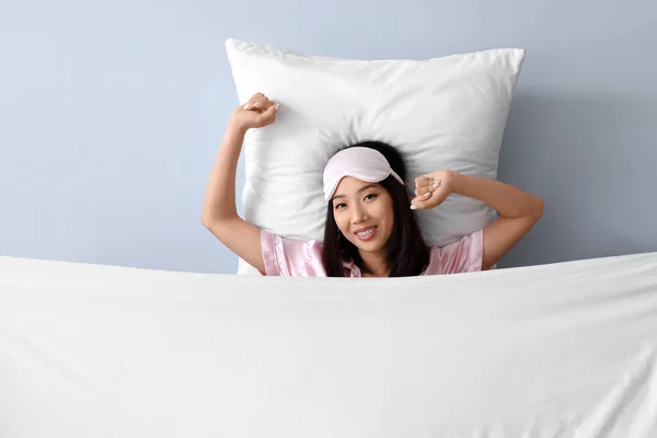 Mulher Asiática Bonita Com Travesseiro Cobertor Fundo Cinza — Fotografia de Stock