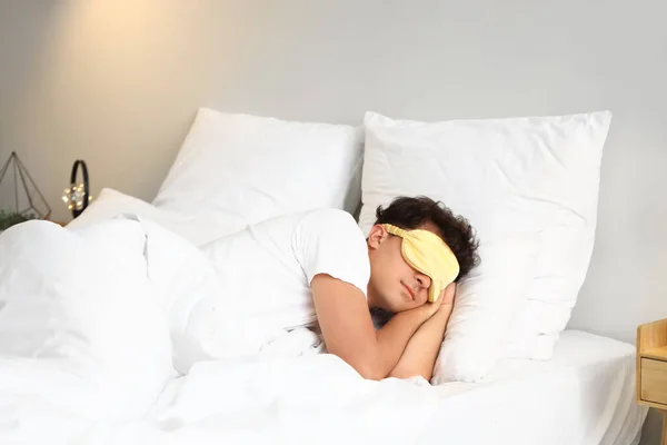 Jovem Com Máscara Dormindo Cama — Fotografia de Stock