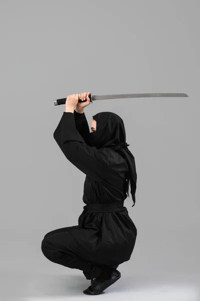 Žena Ninja Mečem Šedém Pozadí — Stock fotografie