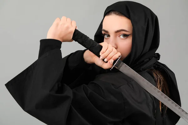 Ninja Femenino Con Espada Sobre Fondo Gris —  Fotos de Stock