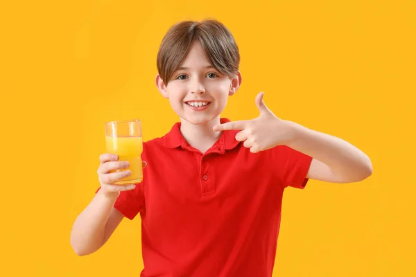 Mały Chłopiec Wskazując Szklankę Soku Pomarańczowego Tle Koloru — Zdjęcie stockowe