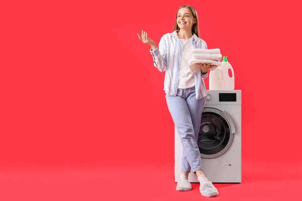 Mulher Bonita Segurando Pilha Toalhas Limpas Perto Máquina Lavar Roupa — Fotografia de Stock