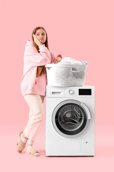 Jovem Mulher Atenciosa Perto Máquina Lavar Roupa Fundo Rosa — Fotografia de Stock