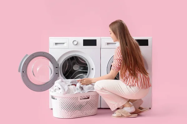 Mulher Bonita Colocando Roupa Suja Máquina Lavar Roupa Fundo Rosa — Fotografia de Stock