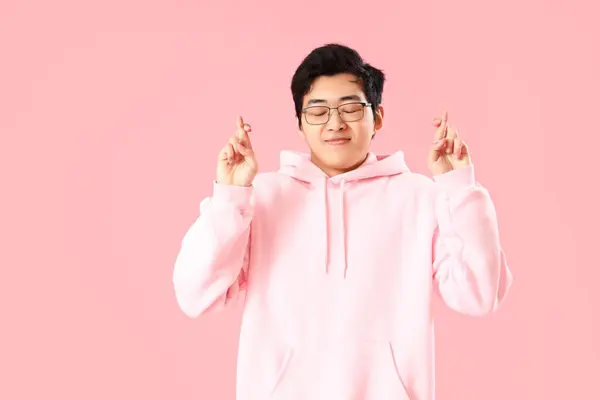 Joven Asiático Hombre Cruzar Dedos Rosa Fondo — Foto de Stock
