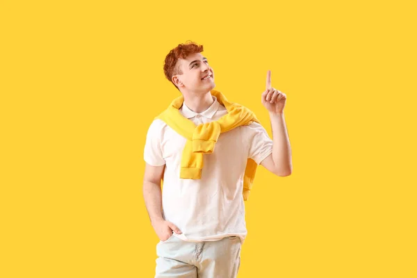 Mladý Ryšavý Muž Žlutém Pozadí — Stock fotografie